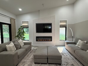 Smart TV, chimenea, tenis de mesa y libros 