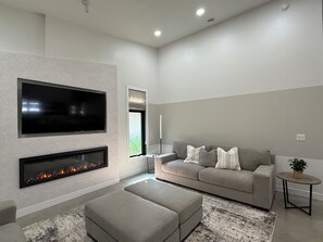 Smart TV, fireplace, ping pong, books