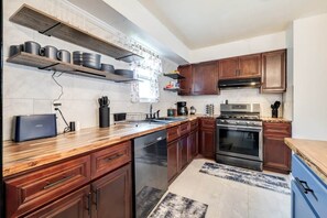 Kühlschrank, Ofen, Herdplatte, Geschirrspüler