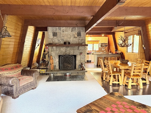 Beautiful 5 Bedroom House located in the heart of Windham Mountain.