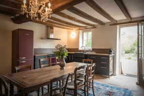 Comfort Cottage, Garden View | Private kitchen