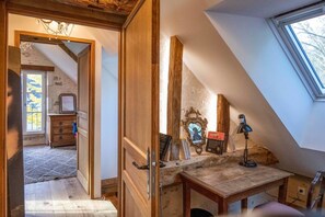 Classic Cottage, Garden View | Free WiFi