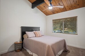 3 habitaciones, tabla de planchar con plancha, internet y ropa de cama