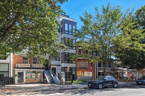 Exterior - Stylish 2BR in vibrant Washington, featuring cool AC and prime location charm. (Washington)