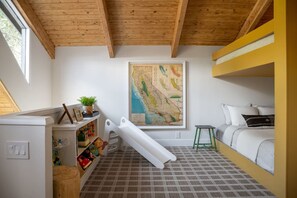 2 habitaciones, escritorio y tabla de planchar con plancha 