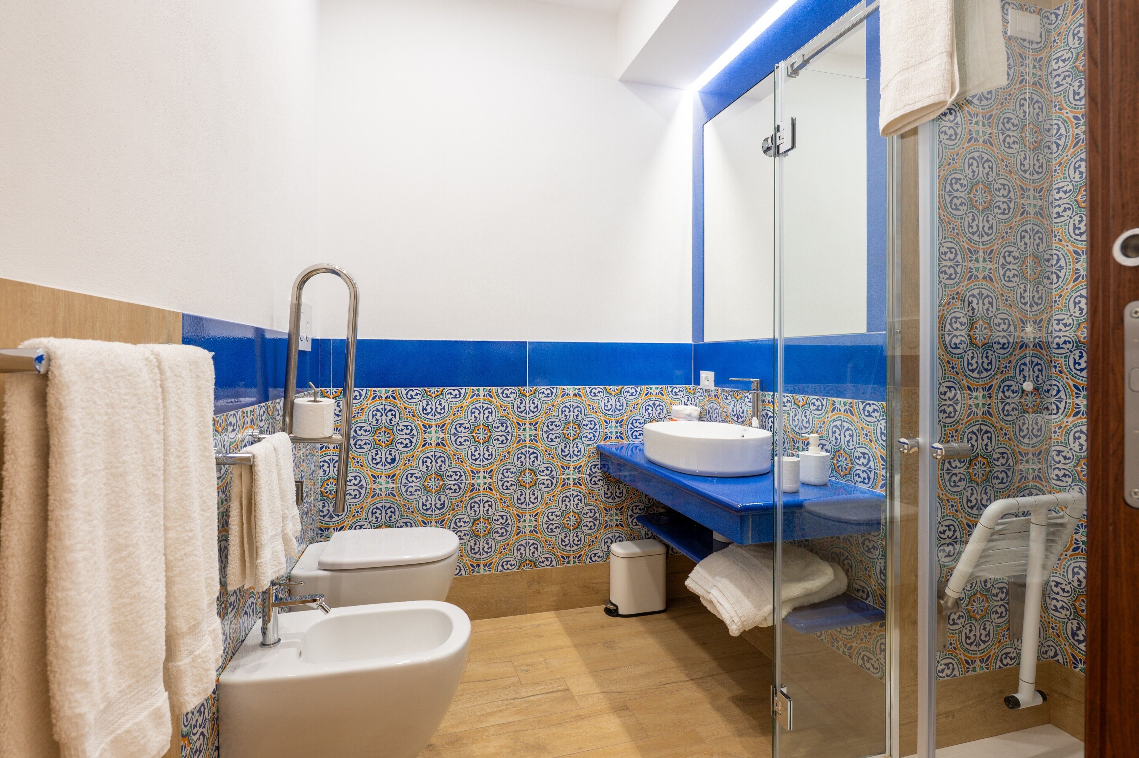 Ein Badezimmer mit Toilette, Bidet, Waschbecken und Dusche.
