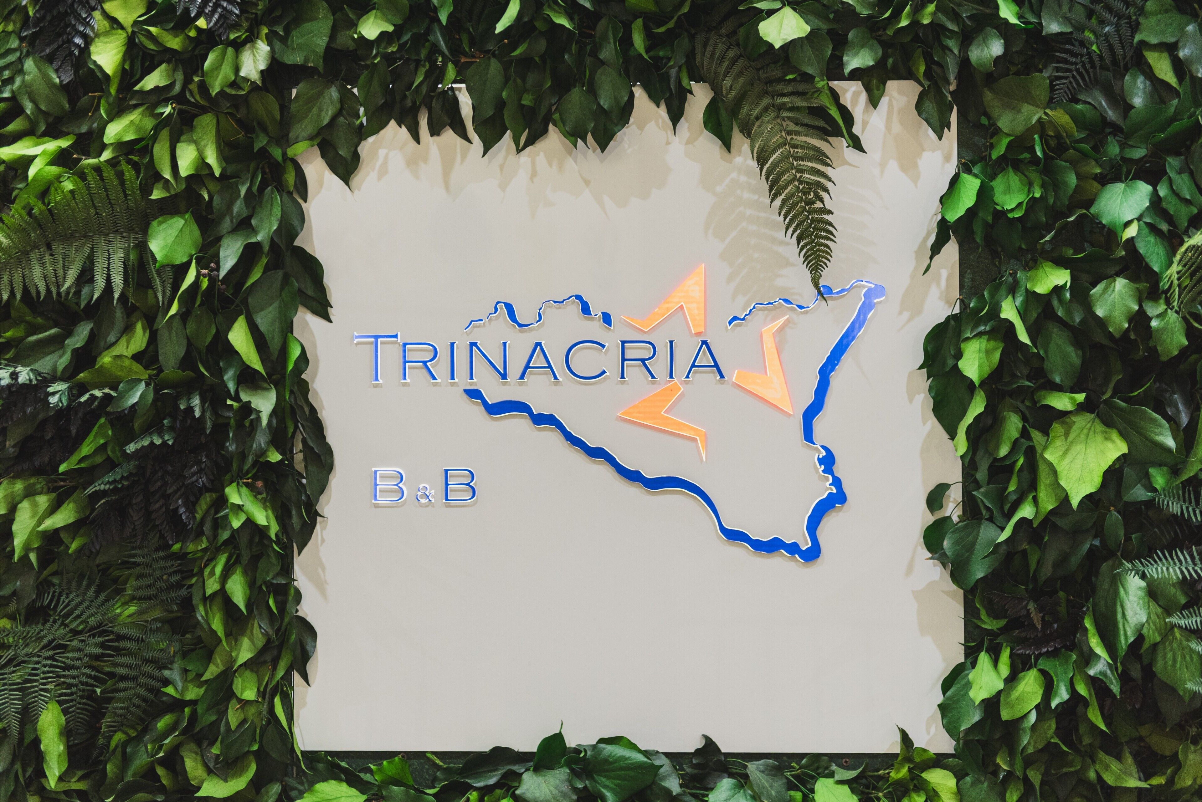 Un mapa de Trinacria con el logo de un B&B.