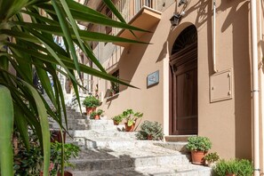 Exterior detail - Accessible Double Room with Balcony, Wi-Fi, and Air Conditioning (Caccamo)