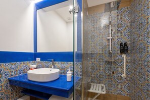 Shower, hair dryer, towels - Accessible Double Room with Balcony, Wi-Fi, and Air Conditioning (Caccamo)