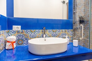 Shower, hair dryer, towels - Accessible Double Room with Balcony, Wi-Fi, and Air Conditioning (Caccamo)