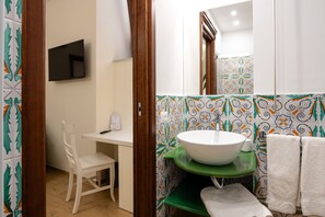 Een douche, een haardroger, handdoeken