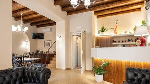 Un salon moderne avec un coin repas, une cuisine agrémentée d’éléments en bois et un escalier menant à un autre niveau.