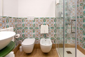 Ducha, secador de pelo y toallas