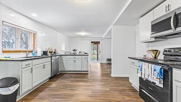 Een koelkast, een magnetron, een oven, een kookplaat