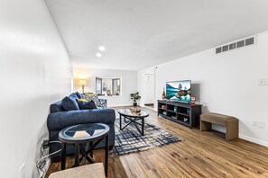 Smart TV - Peaceful 4-bedroom King House in East Rochester (East Rochester)