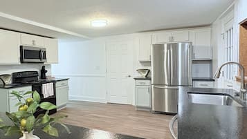 Geladeira, micro-ondas, fogão, cooktop