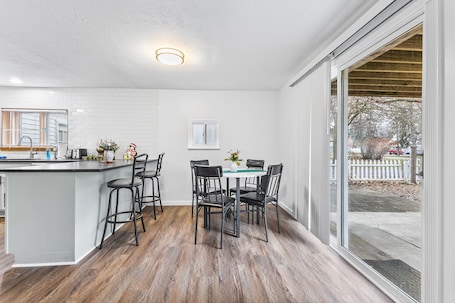 Dining. Peaceful King House & 🎁Gift for 3-night stays!