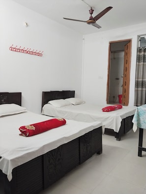 Economy Quadruple Room | Desk, free WiFi