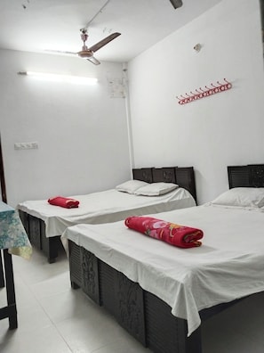 Economy Quadruple Room | Living area