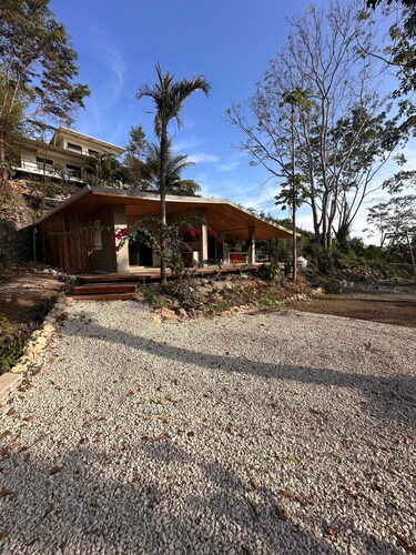 Concrete Jungle Studio with Outdoor Kitchen – 4 Min to Beach