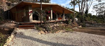 Concrete Jungle Studio with Outdoor Kitchen – 4 Min to Beach