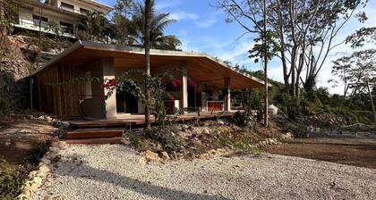 Concrete Jungle Studio with Outdoor Kitchen – 4 Min to Beach