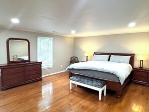 5 bedrooms, iron/ironing board, WiFi, bed sheets - Spacious beautiful 5-bedroom house in McLean (McLean)