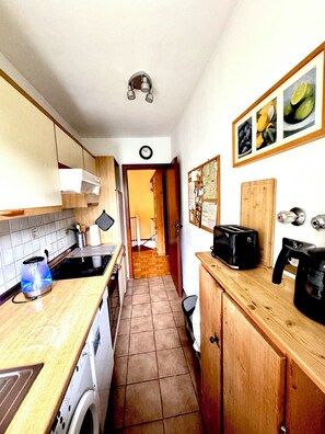 Fridge, microwave, oven, stovetop - Cozy and quiet garden vacation apartment in the heart of Dießen am Ammersee (Dießen am Ammersee)