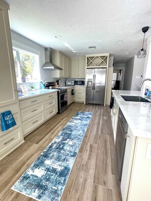 Four à micro-ondes, un four, surface de cuisson, lave-vaisselle