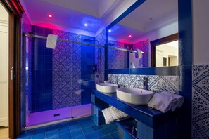 Shower, hair dryer, towels - Room 'Tripla Luxury' with Private Terrace, Wi-Fi and Air Conditioning (Caccamo)