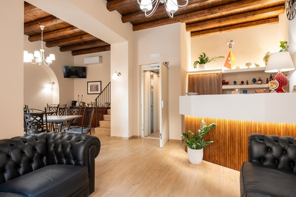 Interior - Room 'Tripla Luxury' with Private Terrace, Wi-Fi and Air Conditioning (Caccamo)