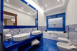 Een douche, een haardroger, handdoeken