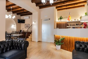 Interior - Room 'Tripla Luxury' with Private Terrace, Wi-Fi and Air Conditioning (Caccamo)