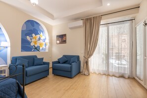 TV - Room 'Tripla Luxury' with Private Terrace, Wi-Fi and Air Conditioning (Caccamo)
