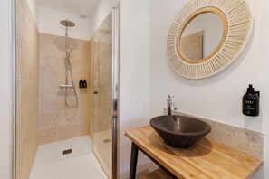Dusche, Haartrockner, Handtücher