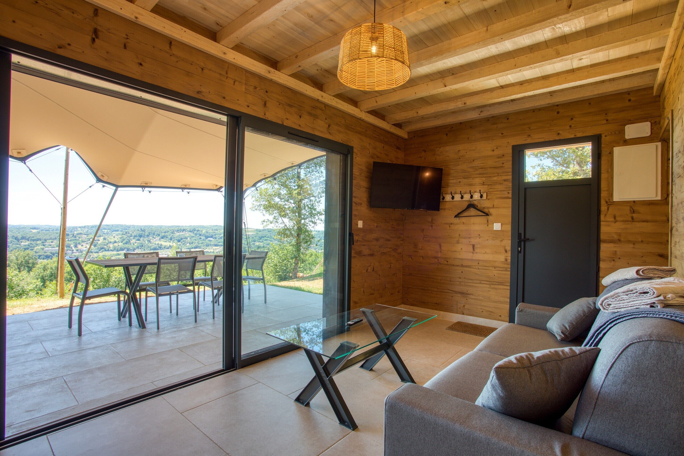 TV, tavolo da ping pong