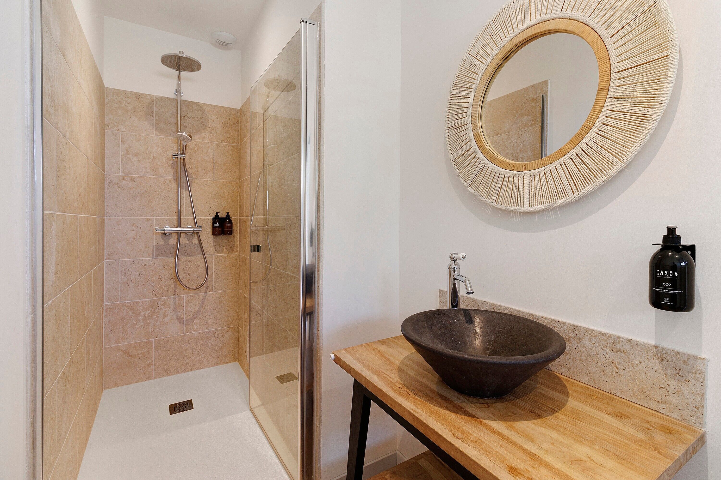 Shower, hair dryer, towels