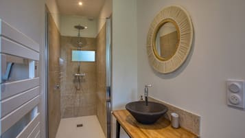 Chuveiro, secador de cabelo, toalhas de banho