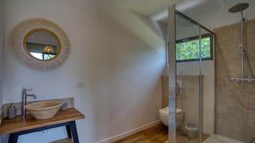 Regadera, secadora de cabello, toallas