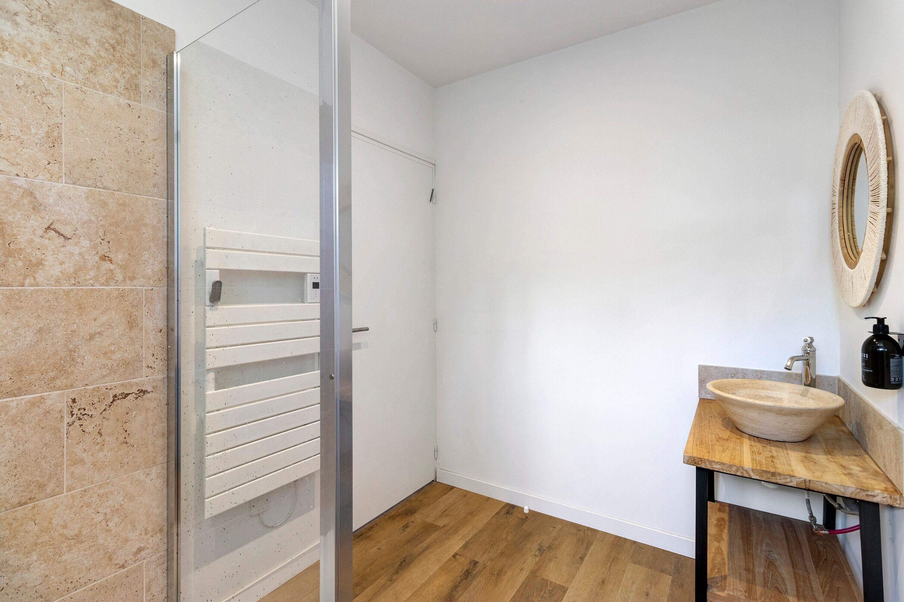 Shower, hair dryer, towels