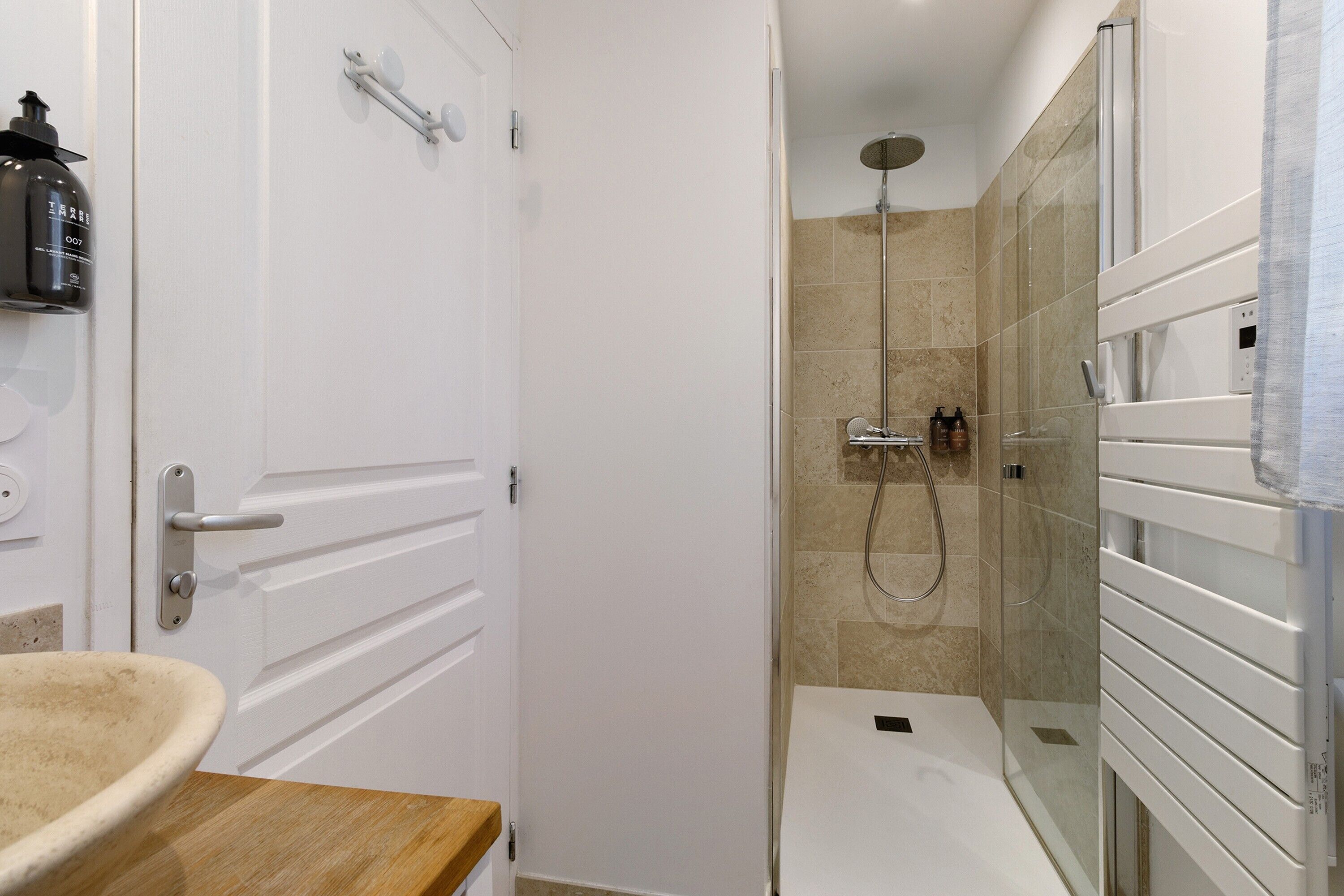 Une salle de bain avec une douche, un lavabo et des toilettes.