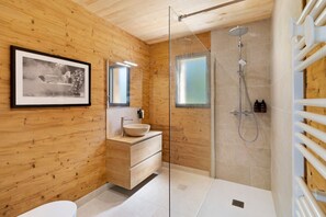 Douche, séchoir à cheveux, serviettes fournies