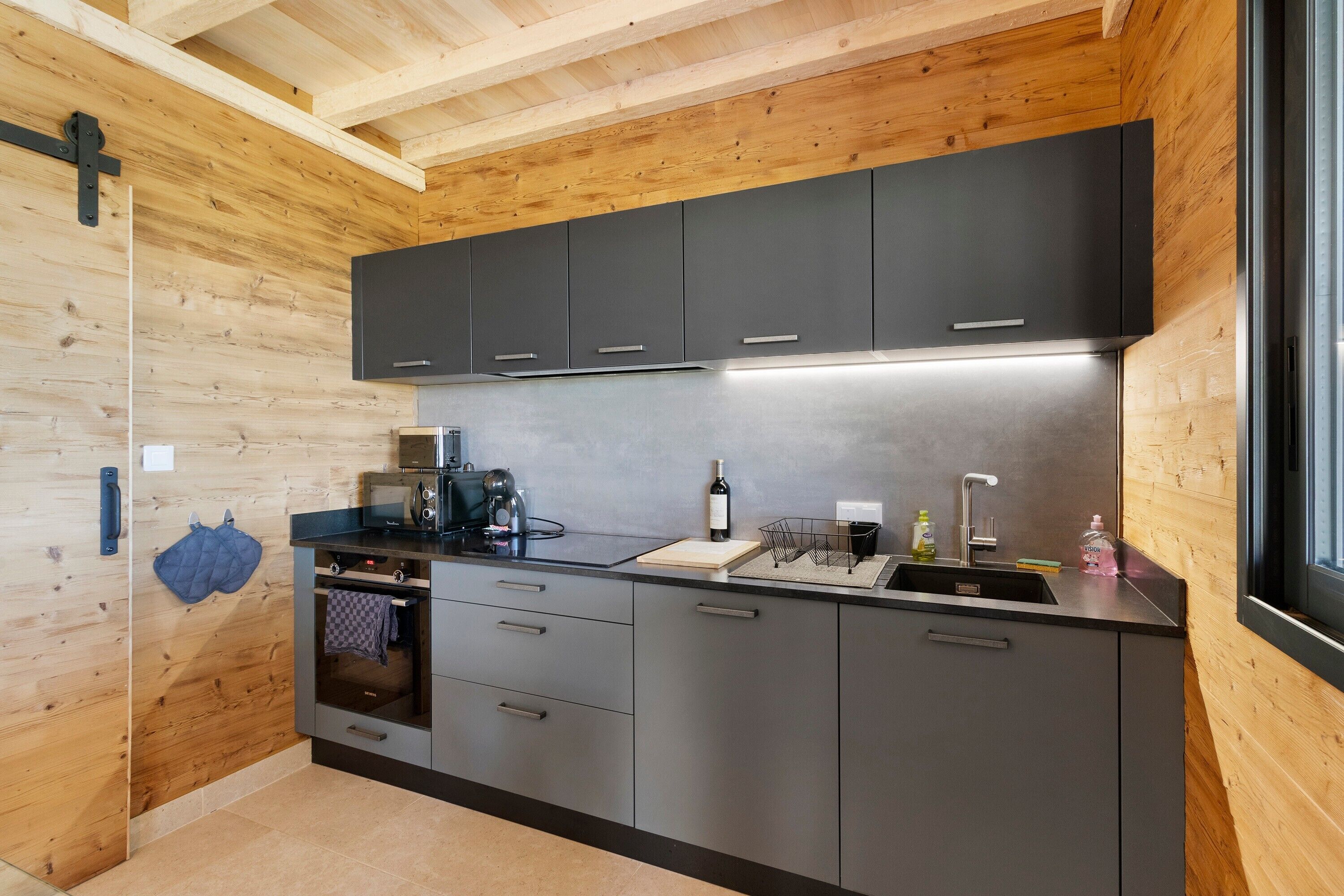 Frigorífico, microondas, horno y placa de cocina