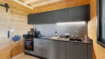 Frigorífico, microondas, horno y placa de cocina