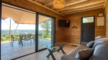 Een televisie en een tafeltennistafel