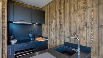 Geladeira, micro-ondas, fogão, cooktop