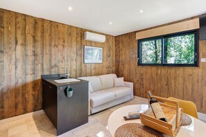 TV, ping pong - Le Pech Eternel - Spa Cabin among the Chestnut Trees (Sarlat la Canéda)