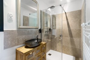 Dusche, Haartrockner, Handtücher