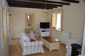 Een televisie en een tafeltennistafel