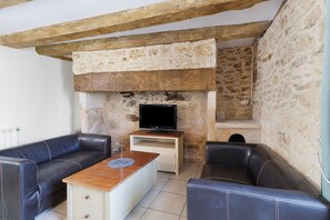 TV, ping pong - Holiday Home 'Les Crouquets - La Grange' with Shared Terrace, Private Garden and Wi-Fi (Jayac)